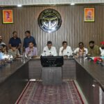 वायरल वीडियो के बाद फूड विभाग ने उठाया कड़ा कदम, मिठाई की दुकान से लिए नमूने